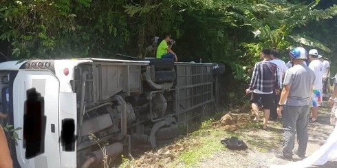 Quang Binh bus crash death toll rises to 15, figure may rise